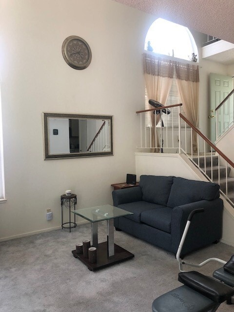 Building Photo - Large 2 Bedroom Townhome Available in Reno