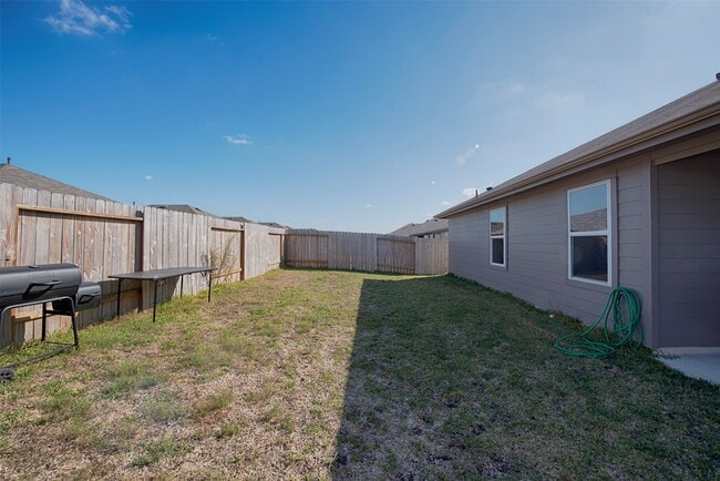 Building Photo - 15223 Mayflower St