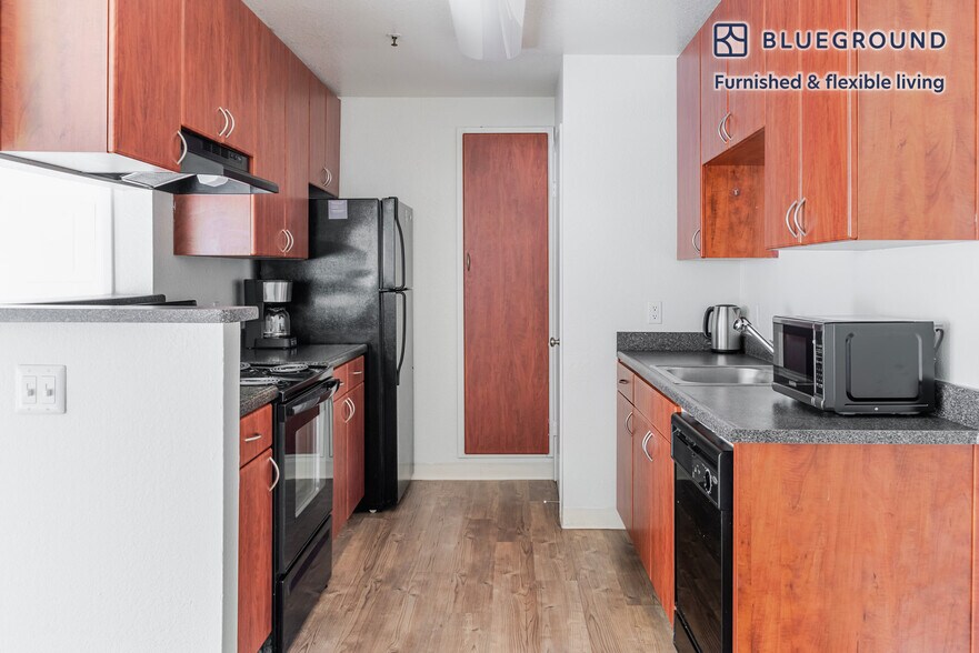 Building Photo - 1600 Villa St