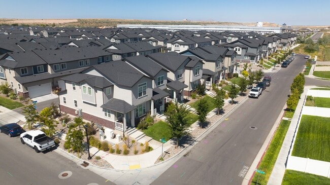 Building Photo - GET THE FIRST MONTHS RENT FOR FREE!!!