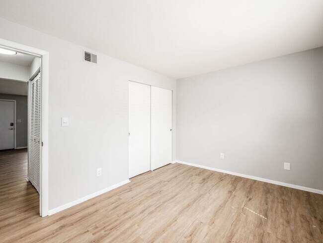 Building Photo - 593 Riverview Dr