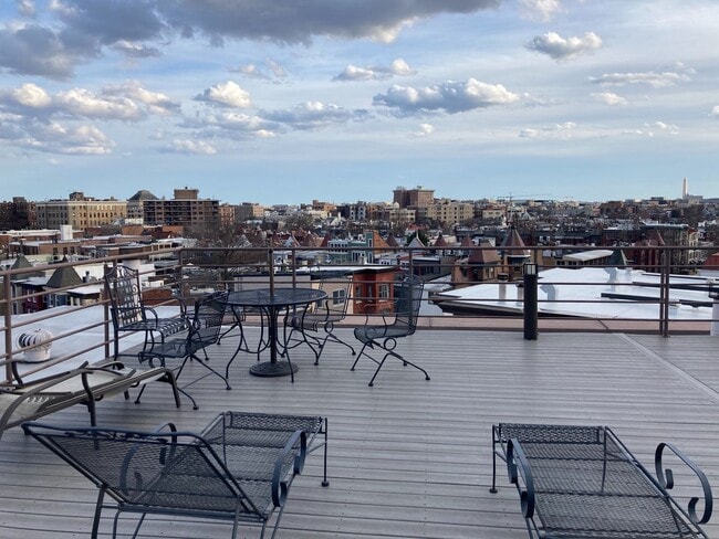 Building Photo - Adorable AdMo Abode w/ Awesome Roof Deck!