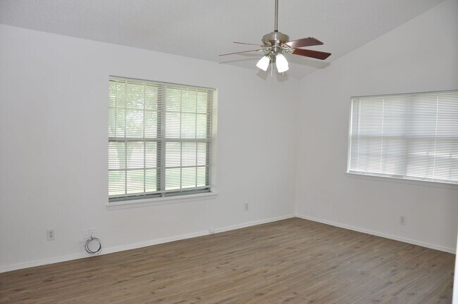 Building Photo - 2 Bedroom 1 Bath 1 Car Garage in Heart of ...