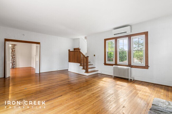 Building Photo - Charming Tudor Home in Historic Grove Park...