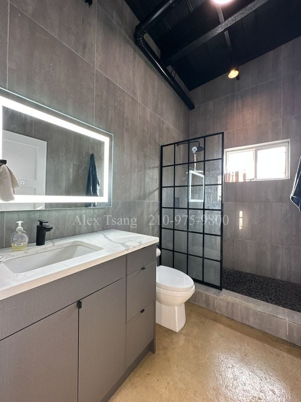 Building Photo - 811 Montana St