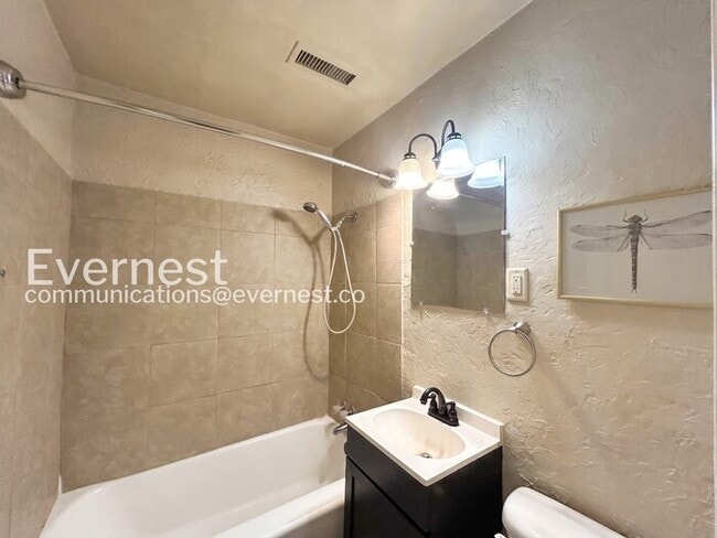 Building Photo - 2-Bed/1-Bath Home/Voucher Accepted/Available Now!