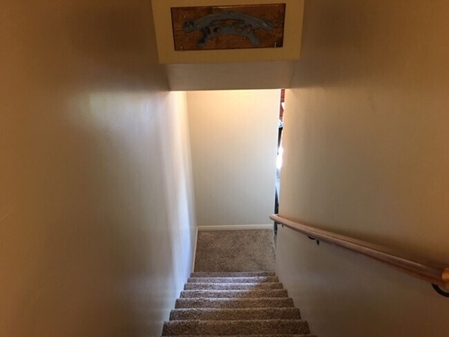 Building Photo - Roomy townhome