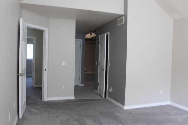 Building Photo - 2 BR/2 1/2 BA Townhouse in Gated Littleton...