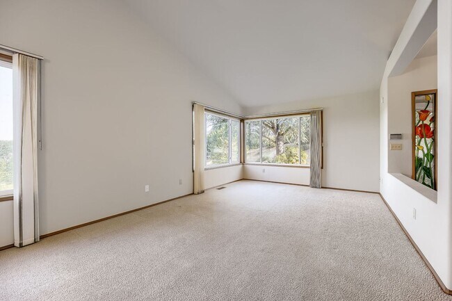 Building Photo - Well-Equipped 3 Bed 2 Bath Renton Home w/ 2-Car Attached Garage!