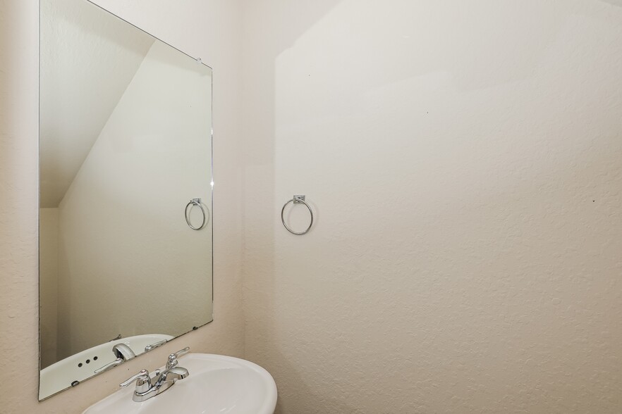 Building Photo - 1408 Canopy Dr