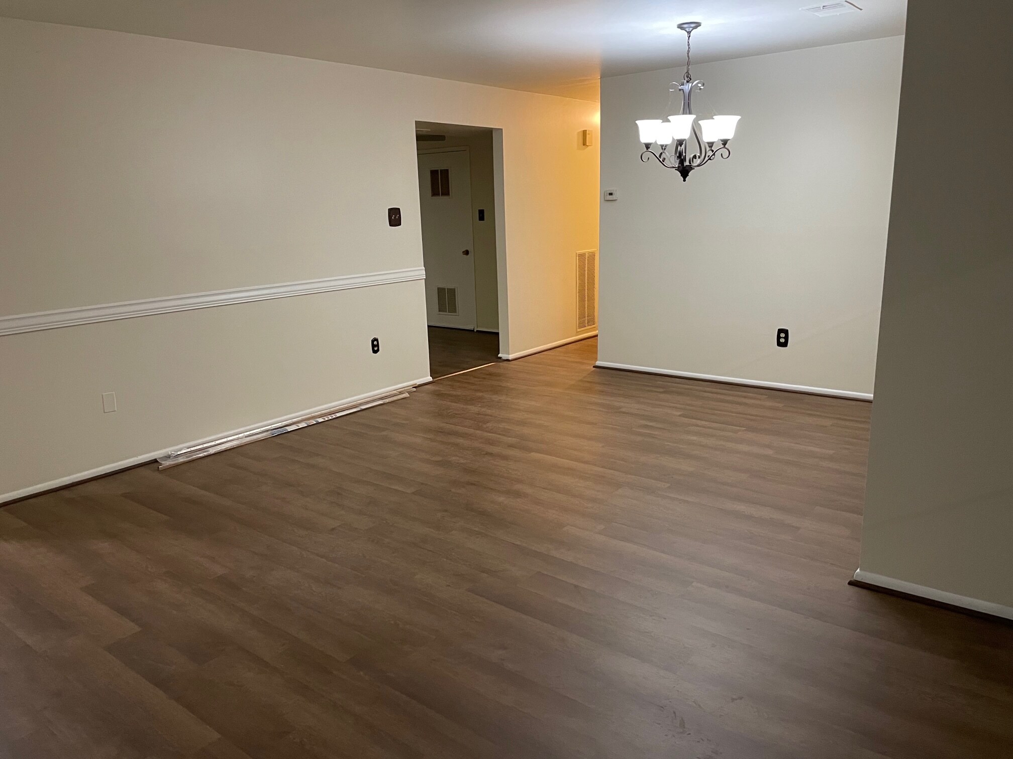 Living room/ Dining area - 10245 Prince Plz