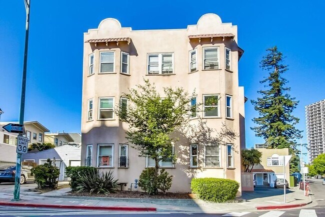 Building Photo - 1444 1st Ave Pl
