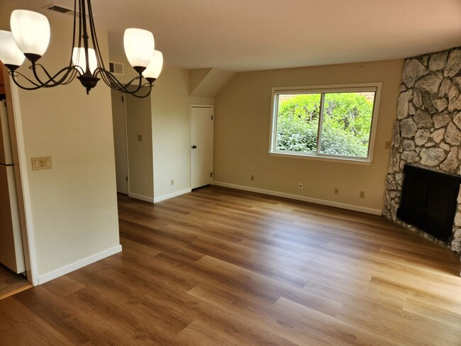Building Photo - Very nice 2 Bed/ 1.5 Bath /1,263 Sqft Waln...