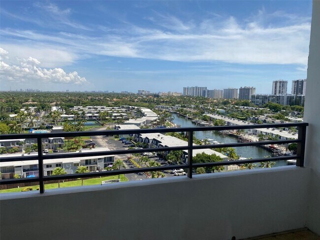Building Photo - 2500 Parkview Dr