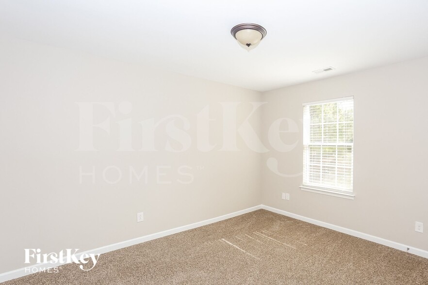 Building Photo - 2250 Laurens Dr