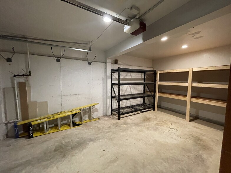 Building Photo - 5830 Shady Oak Ln