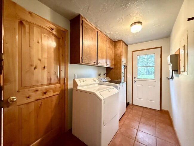 Building Photo - 9042 Monument Dr