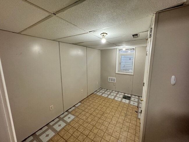 Building Photo - 1 Block from Campus & 3 blocks from Aggieville