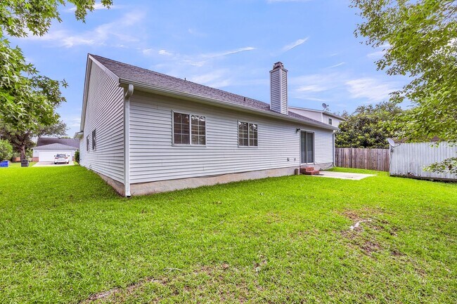 Building Photo - Stylish Living with Spacious Backyard!