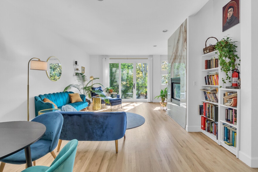 Living room - 1619 N Franklin St