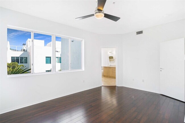 Building Photo - 741 NE 4th Ave