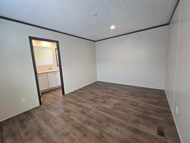 Building Photo - 709 N Collins Fwy