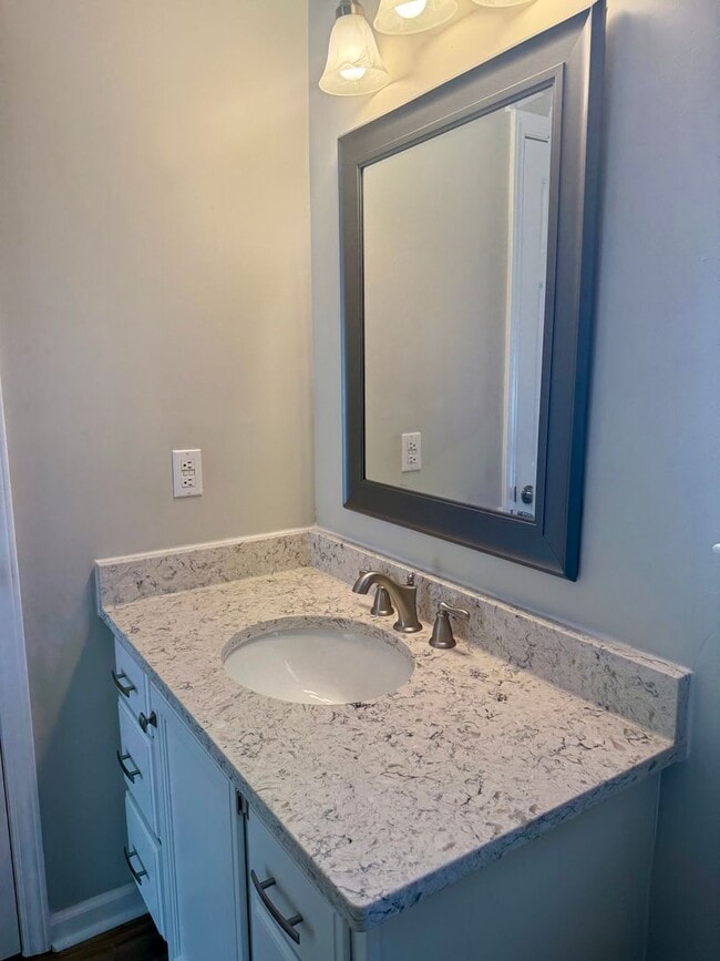 Building Photo - Three bedroom, 2 bath house in Elon