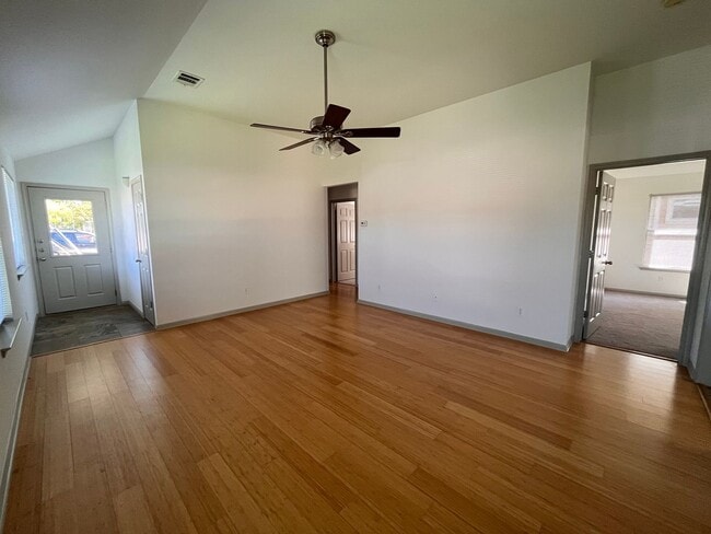 Building Photo - 4Bed/2Bath House w/ detached 2 car garage