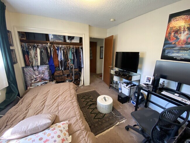 Building Photo - Massive Fenced Yard, Spacious 3BR Near Hospital, Shopping & Waterfront in Prime Bellingham Location