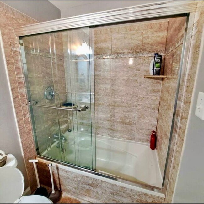 Building Photo - Amazing 5 BR/3.5 BA Single-Family Home in ...