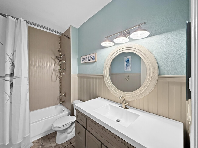 Building Photo - 2400 E Aragon Blvd