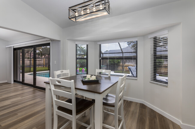 Eat-in kitchen area - 955 SW Sand Oak Dr