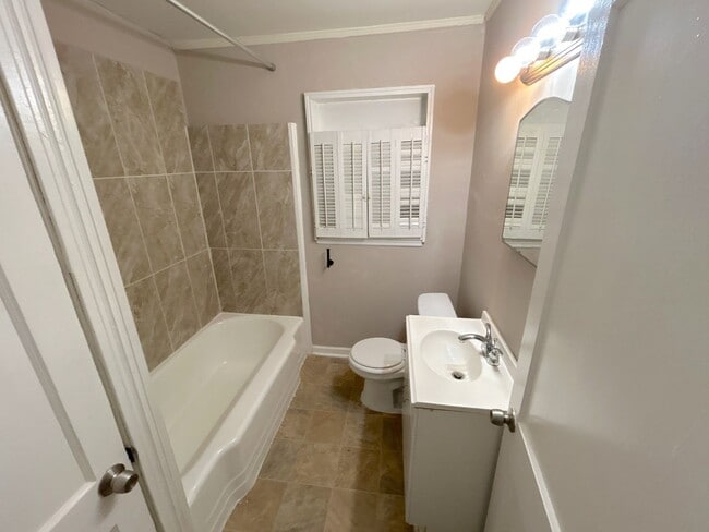 Building Photo - 1111 Robin Hood Ln