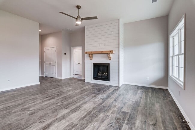 Building Photo - Beautiful, one-year-old 3-bedroom, 2-bath ...