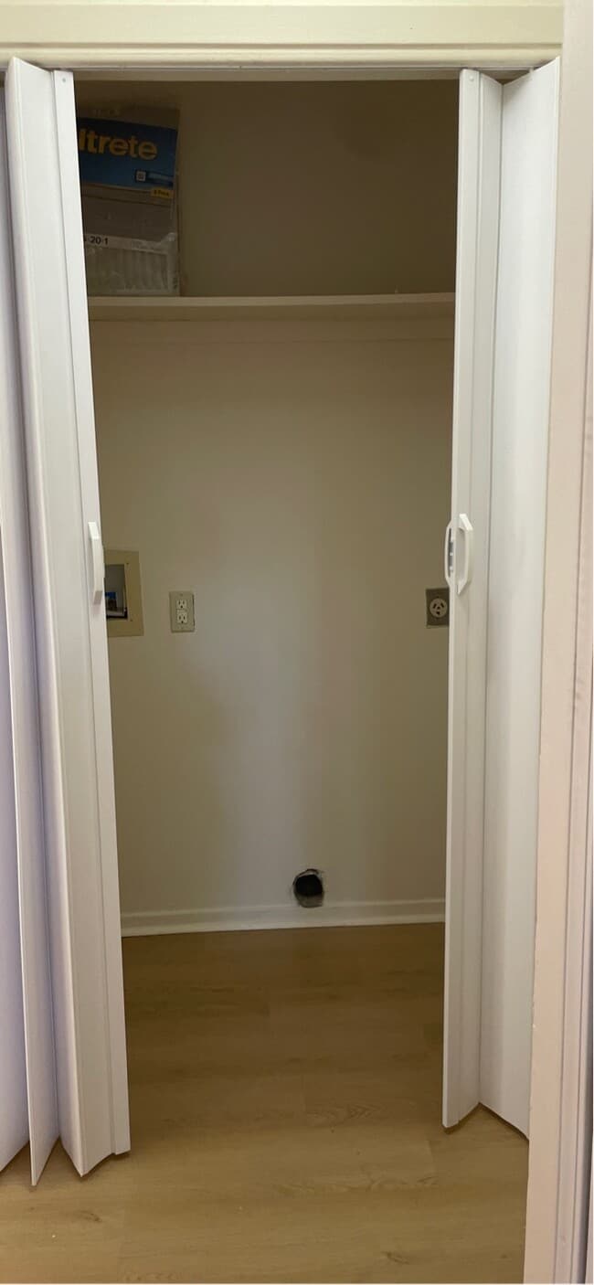 Building Photo - 401 Shadow Oaks Dr