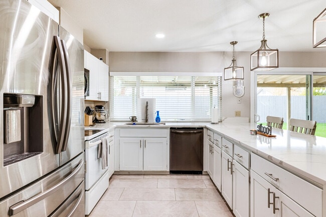 Building Photo - 903 W Harvard Dr