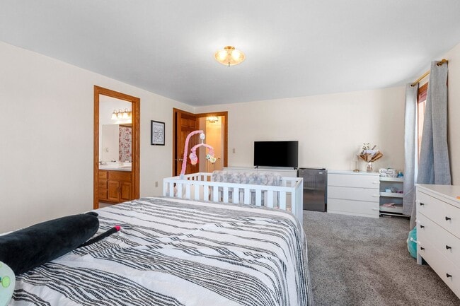 Building Photo - 5 BEDROOM 4.5 BATH PRIVATE BACKYARD