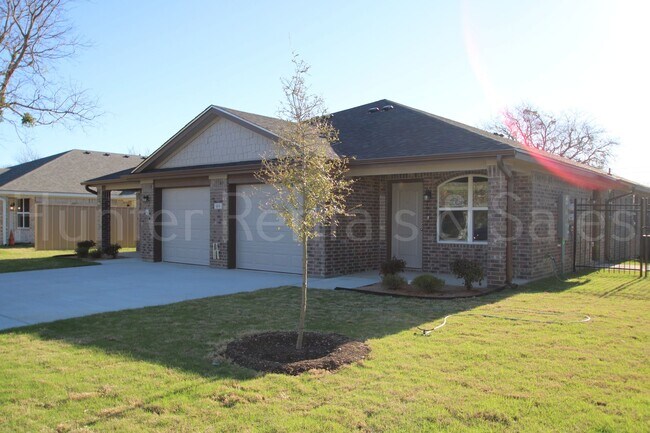 Building Photo - 505 Bonnie Dr