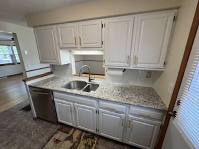 Building Photo - Charming 2BD/1BA Townhome in Burlington’s New North End