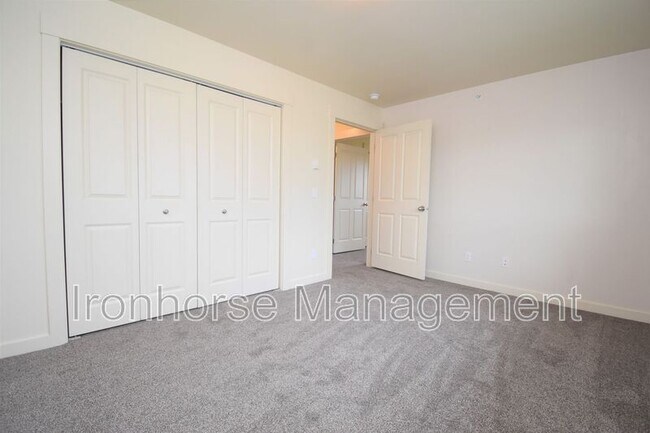 Building Photo - 807 W Villard St