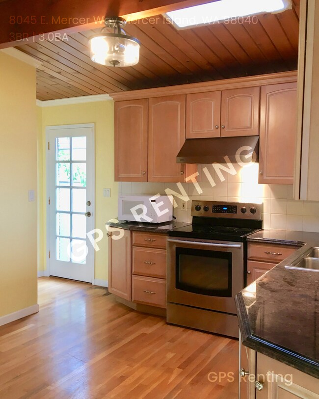 Building Photo - Elegant South Mercer Island Home with Lake...