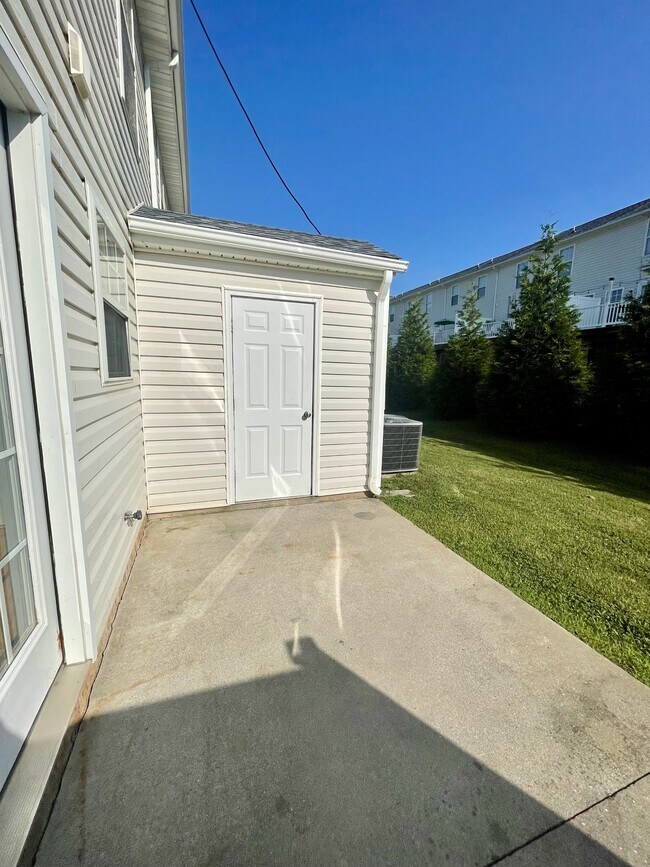 Building Photo - 1031 Middle View Dr