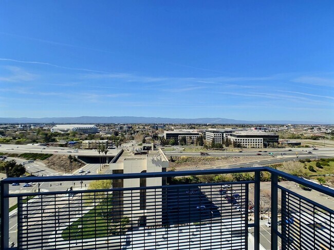 Building Photo - Fantastic 2 Bed/2Bath Penthouse with Panor...
