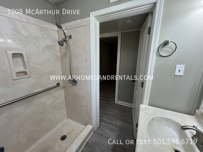 Building Photo - 1208 McArthur Dr