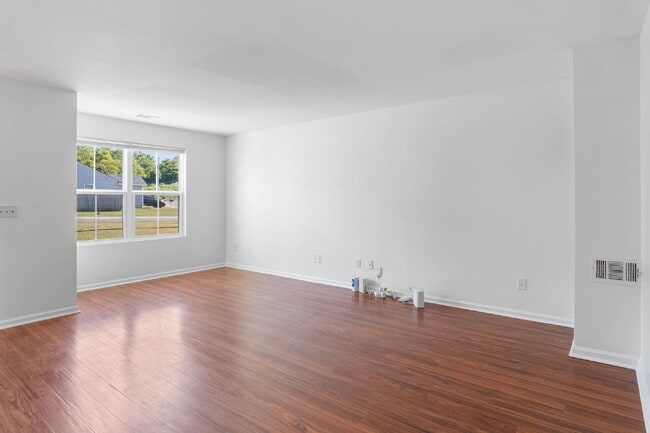 Building Photo - Spacious 4-Bedroom Home for Rent in Prime ...