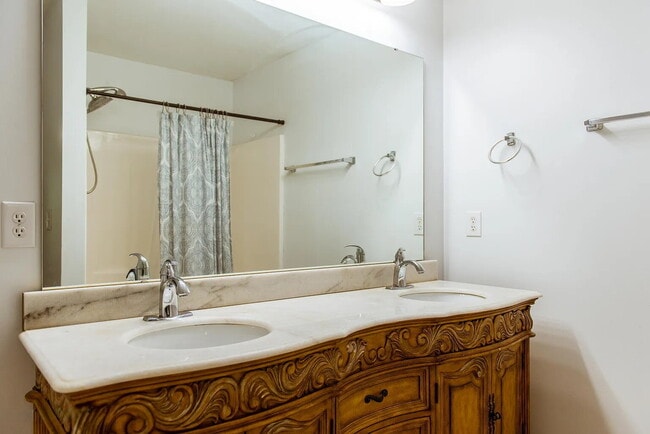 Building Photo - Wonderfully located Wilmington home for Rent