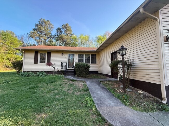 Building Photo - 2-3 Bedroom house with 2 bathrooms and garage