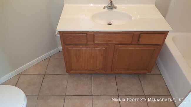 Building Photo - 517 N Brentwood Ave