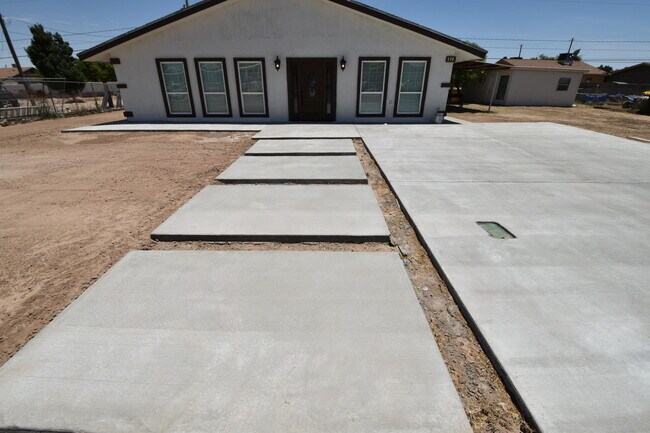 Building Photo - 330 Plantation Dr