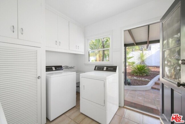 Building Photo - 2634 Lakewood Ave N